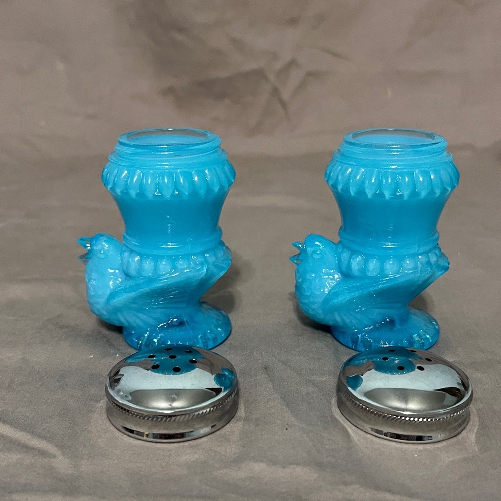 Vintage Degenhart Milk Blue Bird Glass Salt and Pepper Shakers - Picture 6 of 9